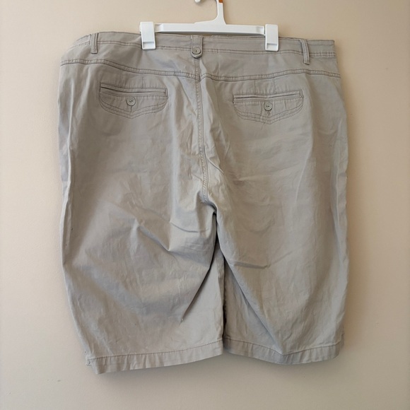 Gloria Vanderbilt Women’s Plus 24W Khaki Bermuda Shorts Button Hem Casual - Picture 2 of 4
